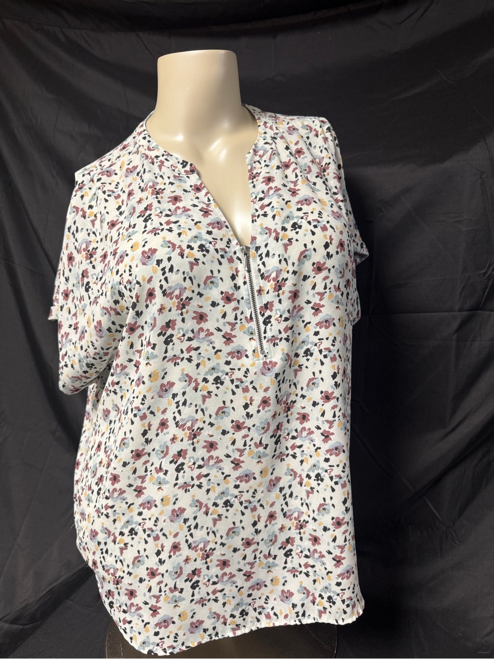 Maurices White Floral Zip-Front Short Sleeve Blouse